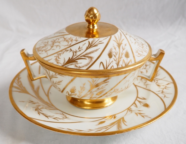 Late 18th century Paris porcelain covered dish or candy box, Locre Manufacture