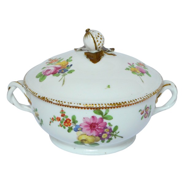 Boissettes porcelain covered dish, 18th century production 1775-1781