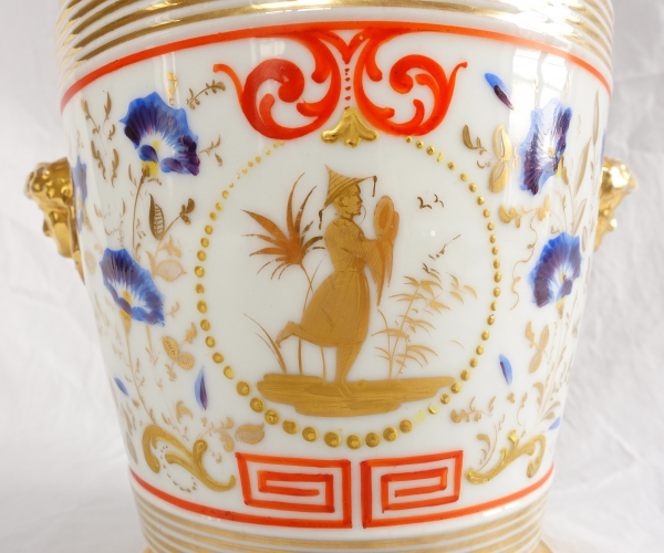 Cache-pot ou jardinière en porcelaine de Paris, époque Restauration, décor au chinois - vers 1830