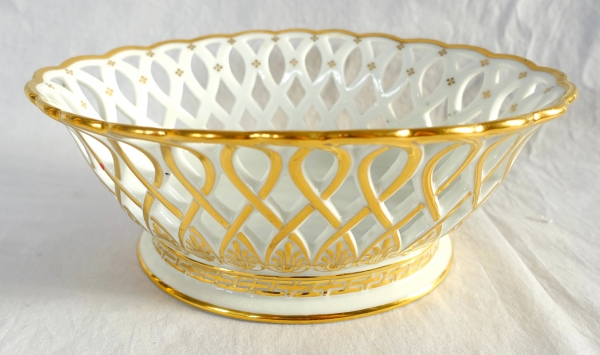 Nast manufacture : Empire Paris porcelain reticulated cup enhanced with fine gold