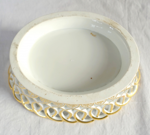 Nast manufacture : Empire Paris porcelain reticulated cup enhanced with fine gold