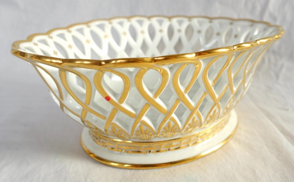Nast manufacture : Empire Paris porcelain reticulated cup enhanced with fine gold
