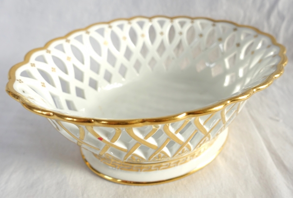 Nast manufacture : Empire Paris porcelain reticulated cup enhanced with fine gold