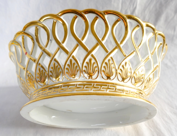Nast manufacture : Empire Paris porcelain reticulated cup enhanced with fine gold