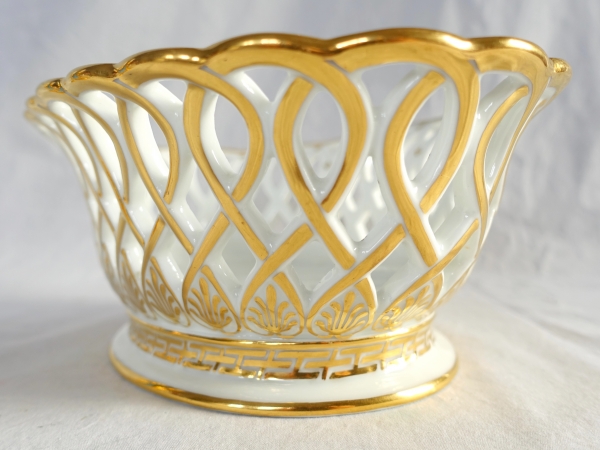 Nast manufacture : Empire Paris porcelain reticulated cup enhanced with fine gold