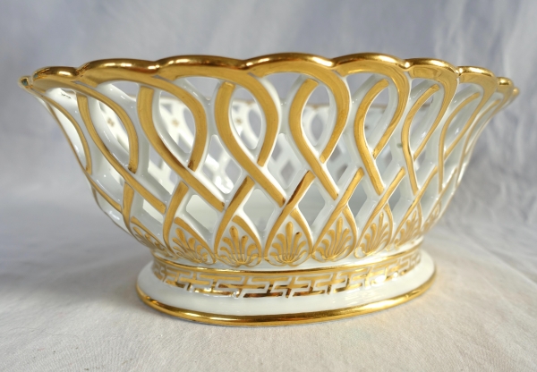 Nast manufacture : Empire Paris porcelain reticulated cup enhanced with fine gold