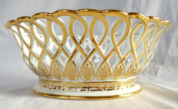 Nast manufacture : Empire Paris porcelain reticulated cup enhanced with fine gold
