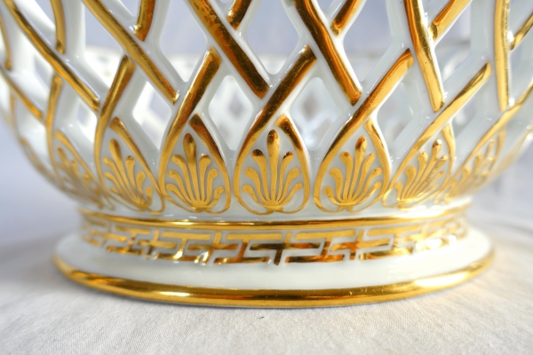 Nast manufacture : Empire Paris porcelain reticulated cup enhanced with fine gold