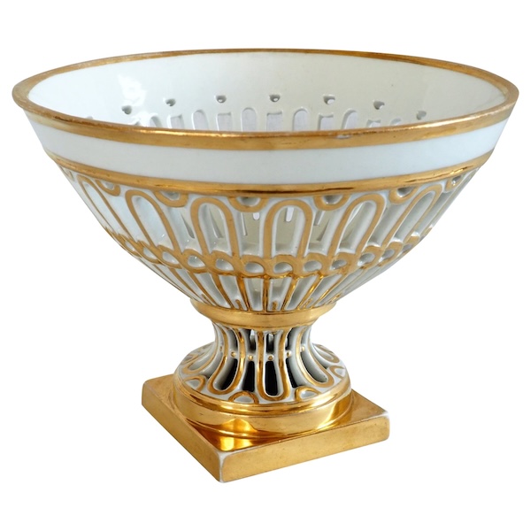 Coupe ajourée en porcelaine de Paris dorée à l'or, époque Empire / Restauration