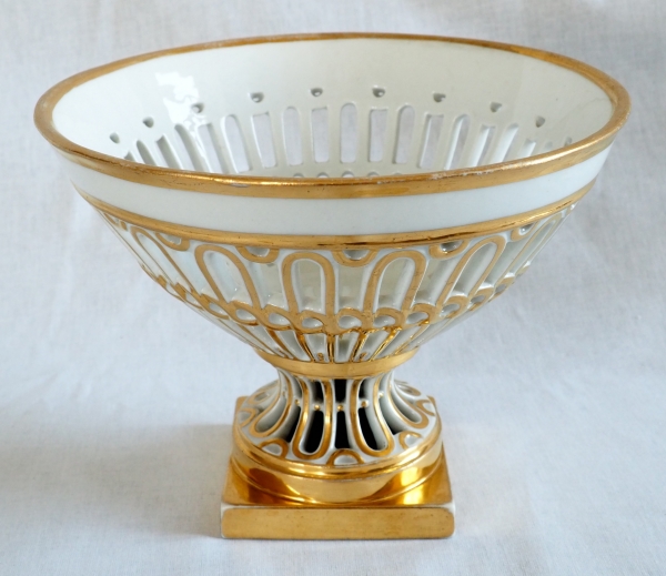 Empire Paris porcelain reticulated cup enhanced with fine gold, early 19th century