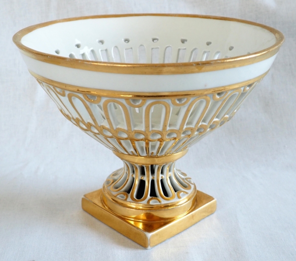 Empire Paris porcelain reticulated cup enhanced with fine gold, early 19th century