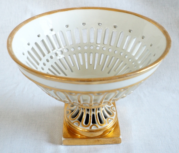 Empire Paris porcelain reticulated cup enhanced with fine gold, early 19th century