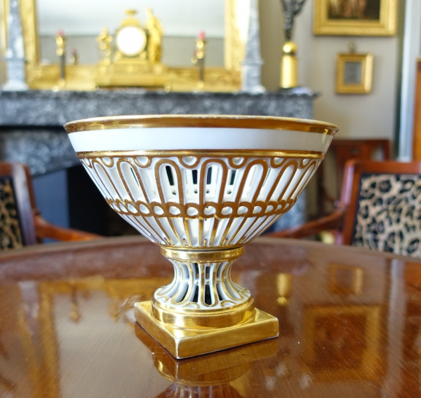Empire Paris porcelain reticulated cup enhanced with fine gold, early 19th century