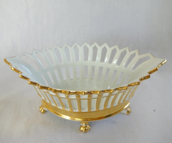 Coupe ajourée de forme navette, porcelaine de Paris dorée à l'or, époque Empire / Restauration