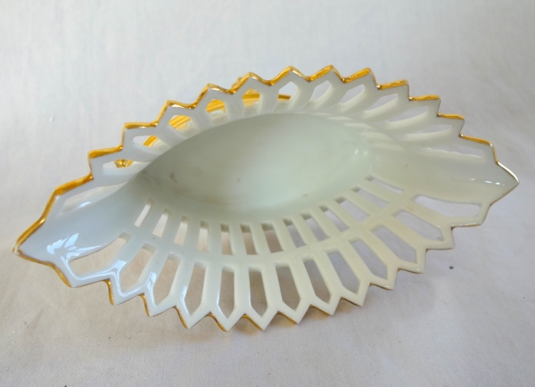 Coupe ajourée de forme navette, porcelaine de Paris dorée à l'or, époque Empire / Restauration