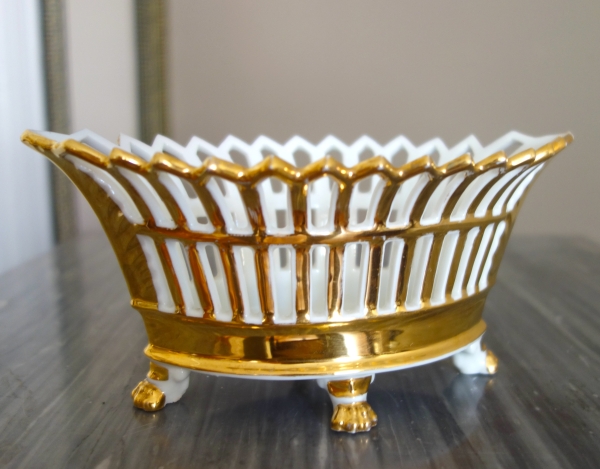 Coupe ajourée de forme navette, porcelaine de Paris dorée à l'or, époque Empire / Restauration