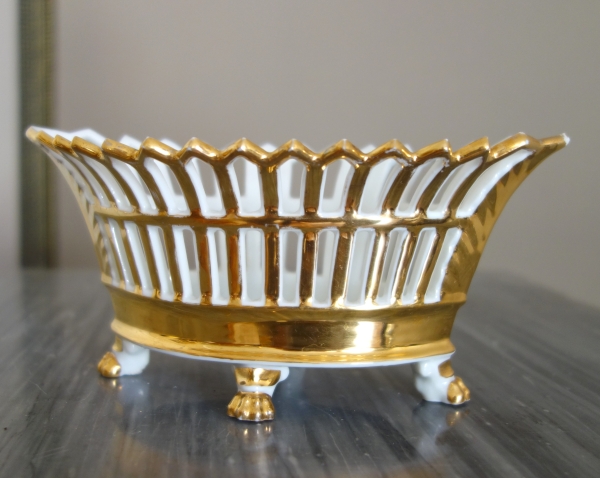 Coupe ajourée de forme navette, porcelaine de Paris dorée à l'or, époque Empire / Restauration