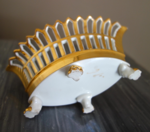 Coupe ajourée de forme navette, porcelaine de Paris dorée à l'or, époque Empire / Restauration