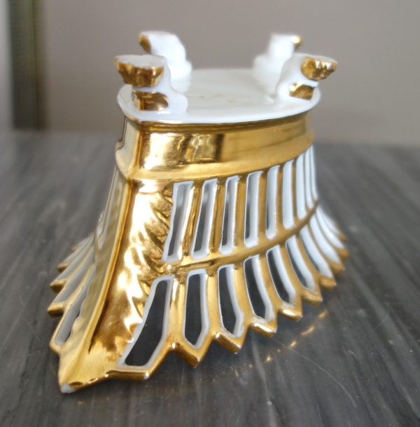 Coupe ajourée de forme navette, porcelaine de Paris dorée à l'or, époque Empire / Restauration