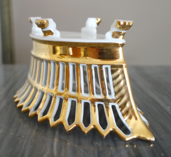 Coupe ajourée de forme navette, porcelaine de Paris dorée à l'or, époque Empire / Restauration