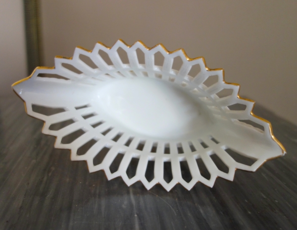 Coupe ajourée de forme navette, porcelaine de Paris dorée à l'or, époque Empire / Restauration