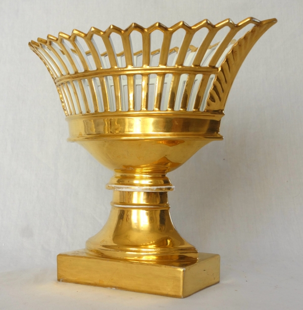 Coupe ajourée de forme navette, porcelaine de Paris dorée à l'or, époque Empire Restauration