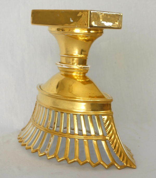Coupe ajourée de forme navette, porcelaine de Paris dorée à l'or, époque Empire Restauration