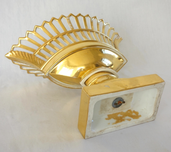 Coupe ajourée de forme navette, porcelaine de Paris dorée à l'or, époque Empire Restauration