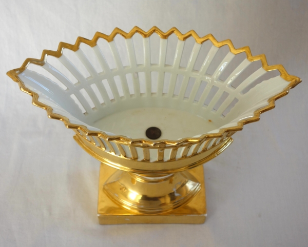 Coupe ajourée de forme navette, porcelaine de Paris dorée à l'or, époque Empire Restauration