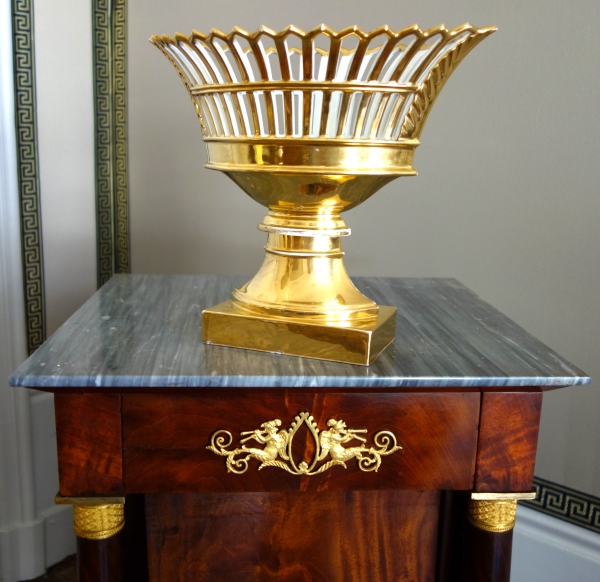 Coupe ajourée de forme navette, porcelaine de Paris dorée à l'or, époque Empire Restauration