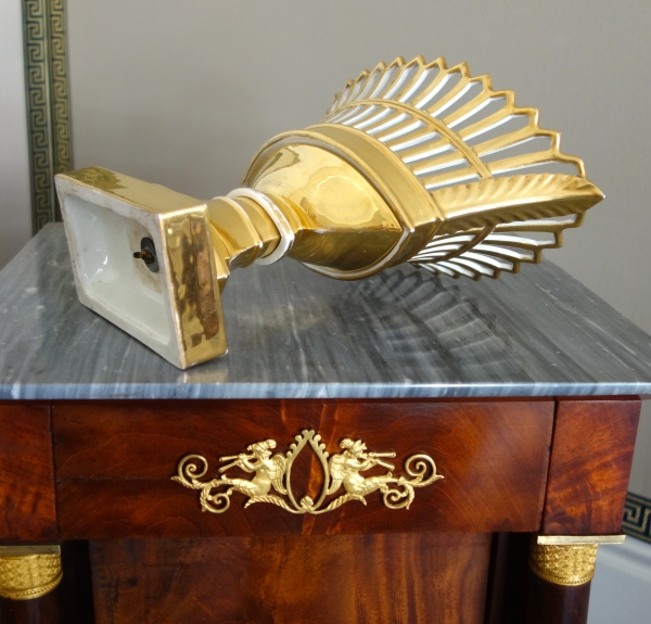 Coupe ajourée de forme navette, porcelaine de Paris dorée à l'or, époque Empire Restauration