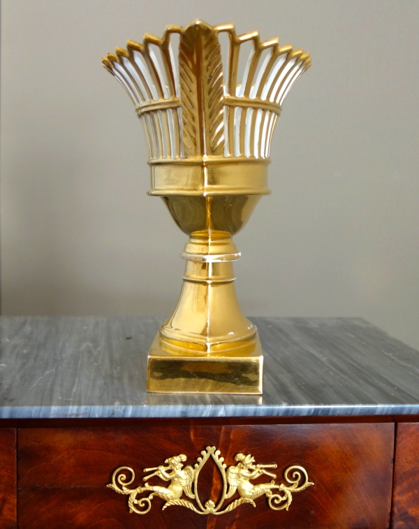 Coupe ajourée de forme navette, porcelaine de Paris dorée à l'or, époque Empire Restauration