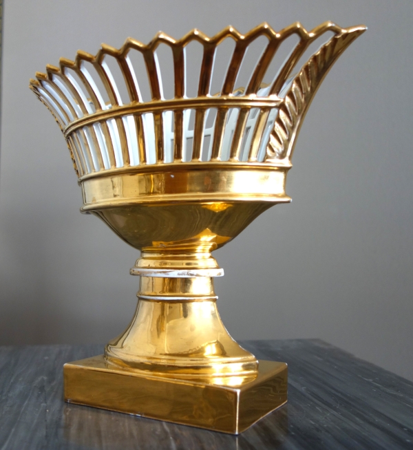Coupe ajourée de forme navette, porcelaine de Paris dorée à l'or, époque Empire Restauration