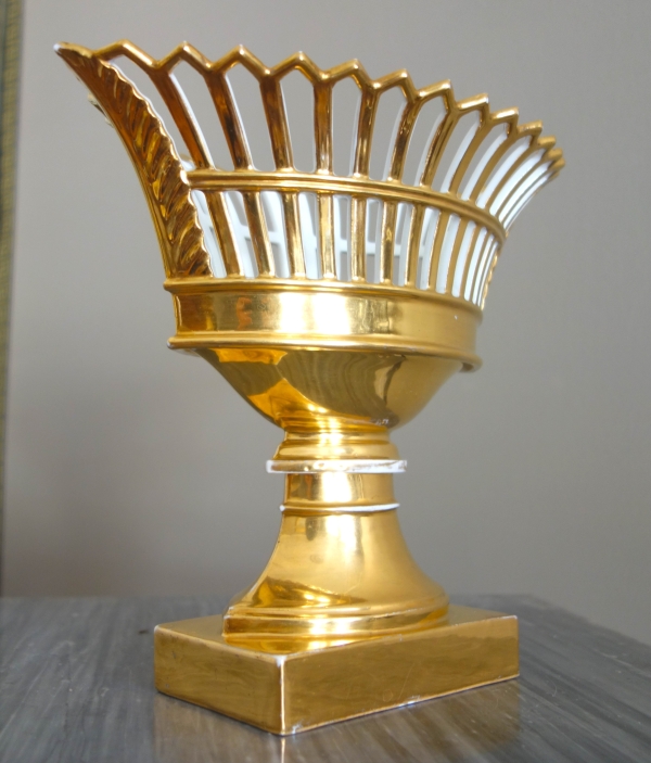 Coupe ajourée de forme navette, porcelaine de Paris dorée à l'or, époque Empire Restauration