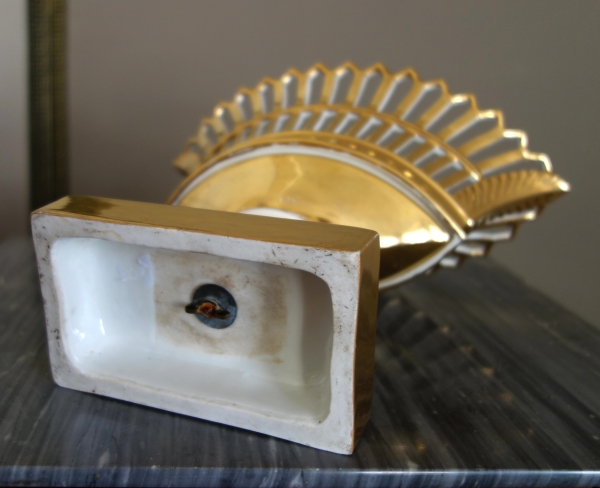 Coupe ajourée de forme navette, porcelaine de Paris dorée à l'or, époque Empire Restauration