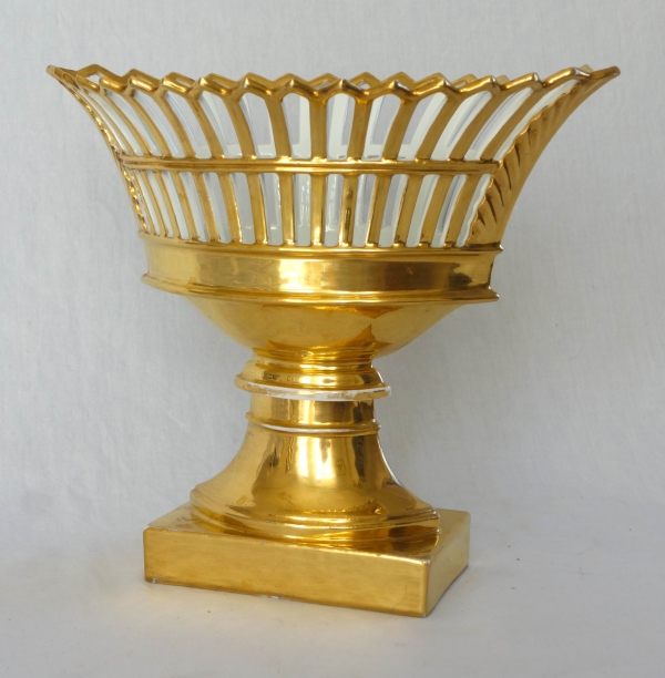Coupe ajourée de forme navette, porcelaine de Paris dorée à l'or, époque Empire Restauration