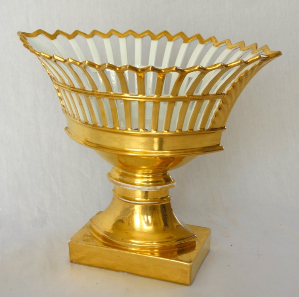Coupe ajourée de forme navette, porcelaine de Paris dorée à l'or, époque Empire Restauration