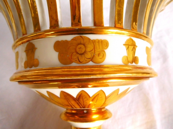 Nast manufacture : Empire Paris porcelain reticulated cup enhanced with fine gold
