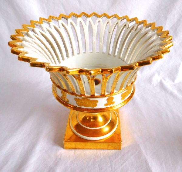 Nast : grande coupe ajourée en porcelaine dorée à l'or fin d'époque Empire / Restauration