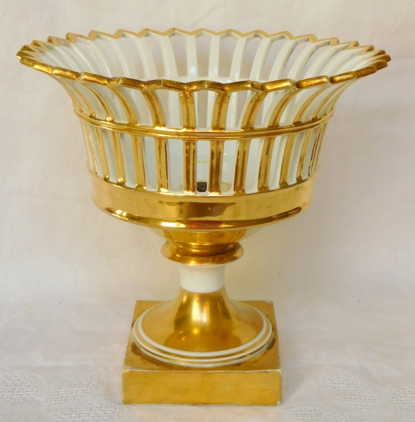 Coupe ajourée en porcelaine de Paris dorée à l'or d'époque Empire / Restauration