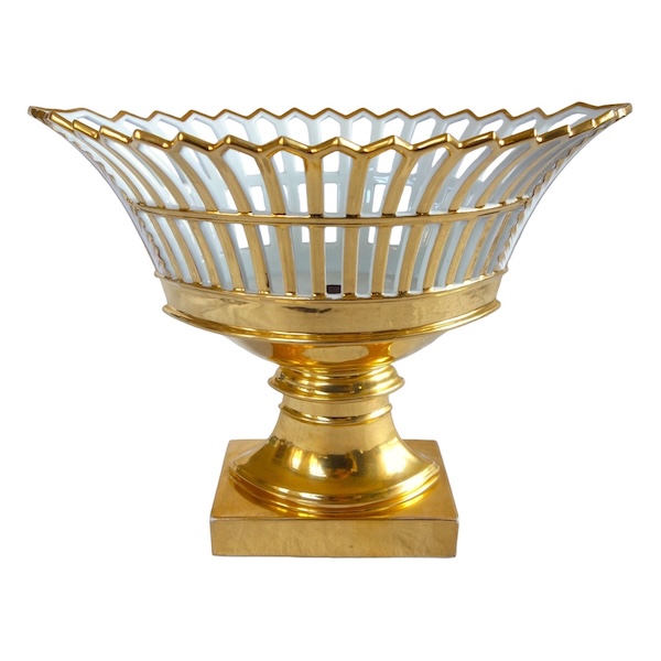 Coupe ajourée de forme navette, porcelaine de Paris dorée à l'or, époque Empire / Restauration
