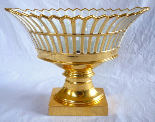 Coupe ajourée de forme navette, porcelaine de Paris dorée à l'or, époque Empire / Restauration