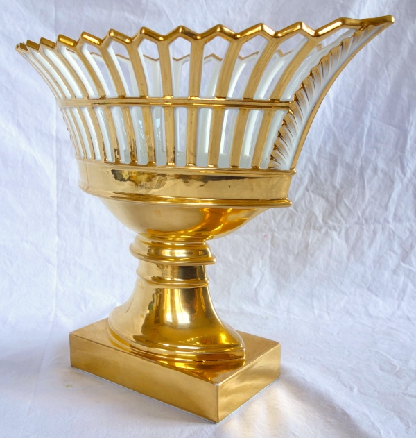 Coupe ajourée de forme navette, porcelaine de Paris dorée à l'or, époque Empire / Restauration
