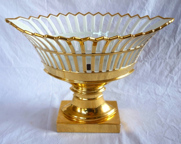 Coupe ajourée de forme navette, porcelaine de Paris dorée à l'or, époque Empire / Restauration