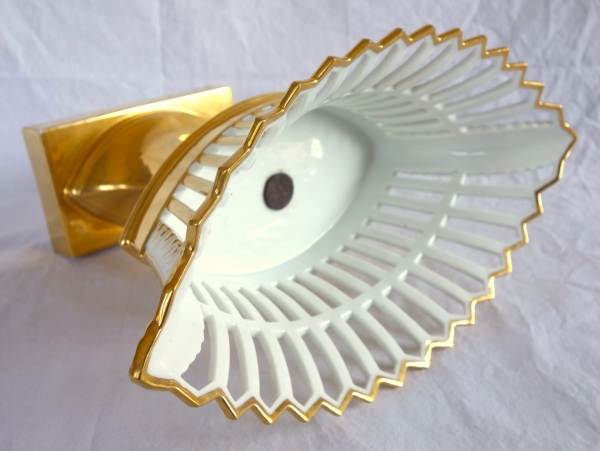 Coupe ajourée de forme navette, porcelaine de Paris dorée à l'or, époque Empire / Restauration