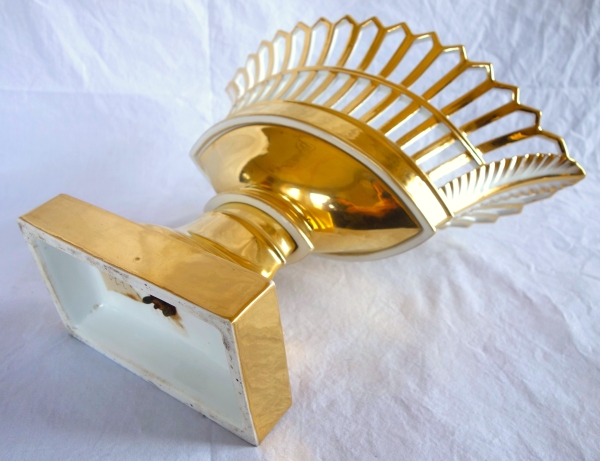 Coupe ajourée de forme navette, porcelaine de Paris dorée à l'or, époque Empire / Restauration