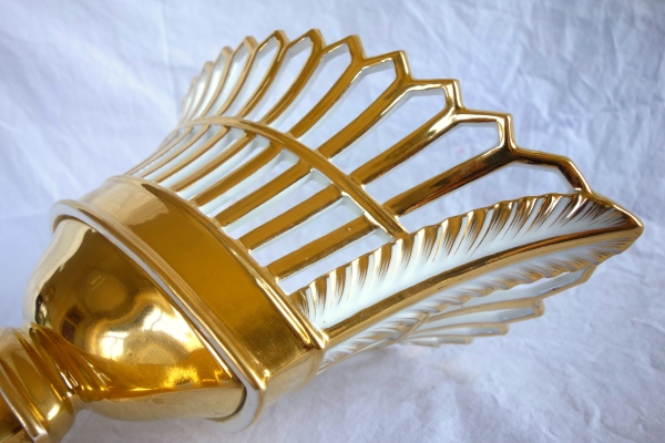 Coupe ajourée de forme navette, porcelaine de Paris dorée à l'or, époque Empire / Restauration