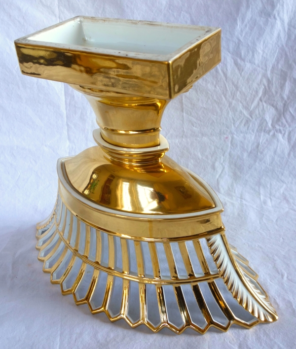Coupe ajourée de forme navette, porcelaine de Paris dorée à l'or, époque Empire / Restauration
