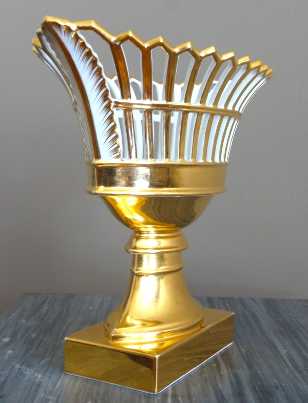 Coupe ajourée de forme navette, porcelaine de Paris dorée à l'or, époque Empire / Restauration