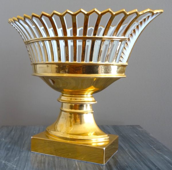 Coupe ajourée de forme navette, porcelaine de Paris dorée à l'or, époque Empire / Restauration